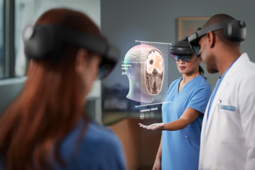 HoloLens 2的應用範圍超乎您的想像，醫療有手術房3D建模協助、遠端看診。