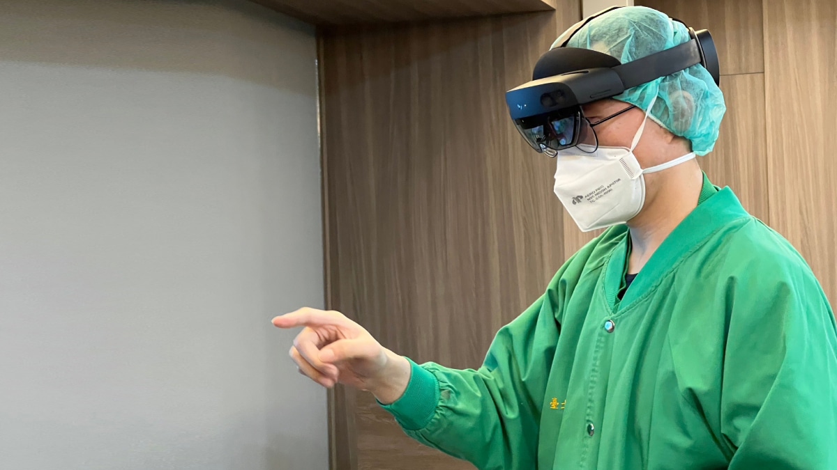 號稱「移動專家」的HoloLens2就是產線上最佳的幫手。